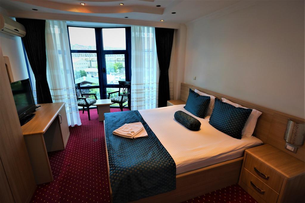 Hotel Pejton Приштина Экстерьер фото
