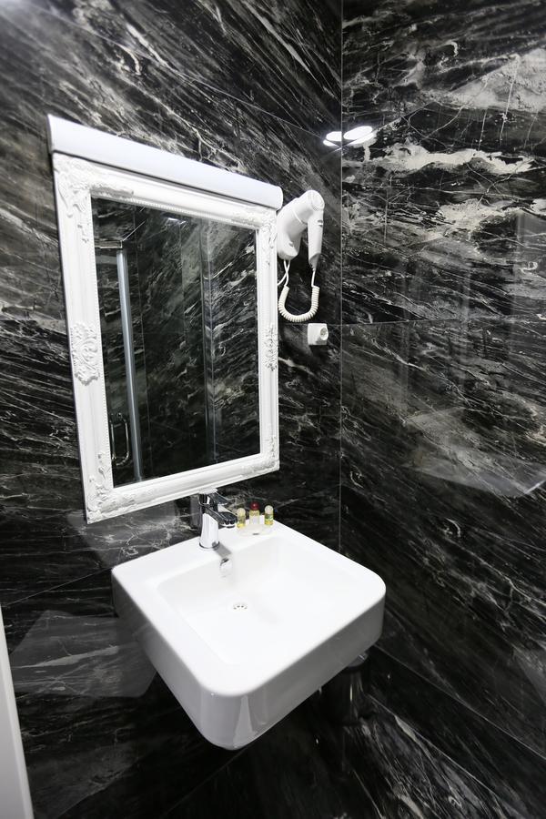 Hotel Pejton Приштина Экстерьер фото